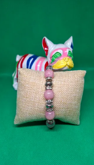 Pulsera piedras rosas y detalles plateados
