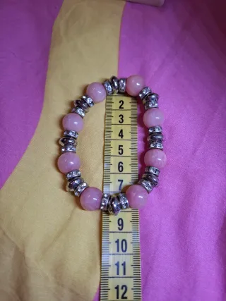 Pulsera piedras rosas y detalles plateados