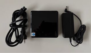 Intel NUC 7CJHYN Mini PC Negro