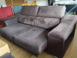 Sofá de piel extensible marrón.