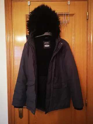 Abrigo niño con capucha y pelo