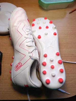 Zapatillas Fútbol Puma Blancas y Rosas