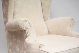 Sillón orejero beige tela