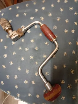 Taladro manual antiguo de manivela
