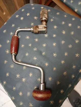 Taladro manual antiguo de manivela