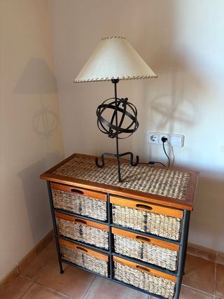 Cómoda con 6 cajones y lámpara