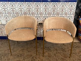 2 Sillas Kave Home Tela Beige y Estructura Dorada