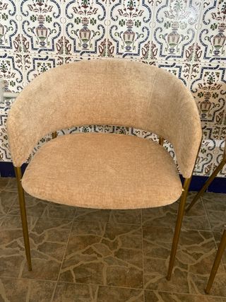 2 Sillas Kave Home Tela Beige y Estructura Dorada