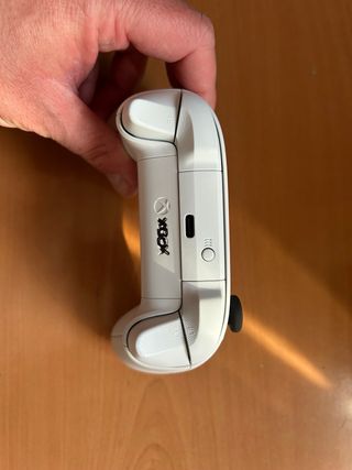 Xbox Series X con mando y cableado