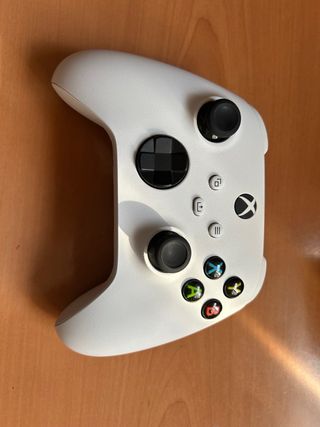 Xbox Series X con mando y cableado