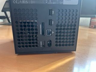 Xbox Series X con mando y cableado