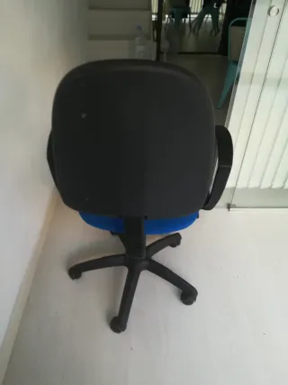 Silla de oficina ergonómica azul