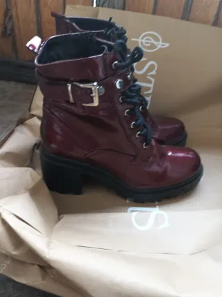 Botas vino charol con hebilla y cordones