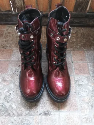 Botas vino charol con hebilla y cordones