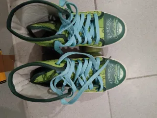 Pattini a rotelle verdi con design di rane