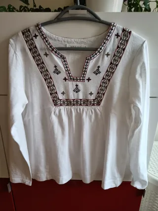 Camiseta Indi & Cold bordada blanca