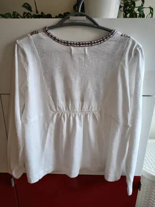 Camiseta Indi & Cold bordada blanca