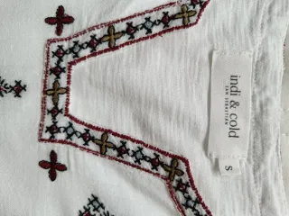 Camiseta Indi & Cold bordada blanca