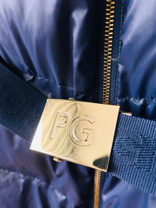 Chaqueta Purificación García azul con cinturón