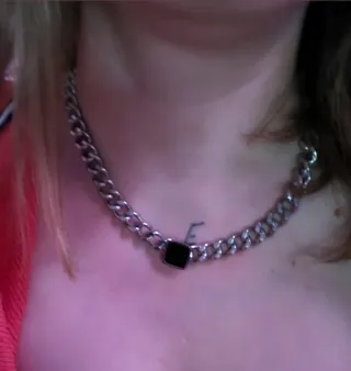 Cadena de acero con detalle negro