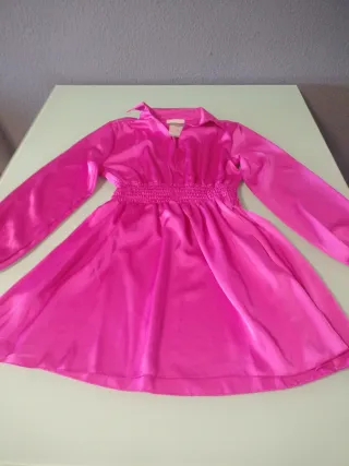 Vestido mini fucsia.