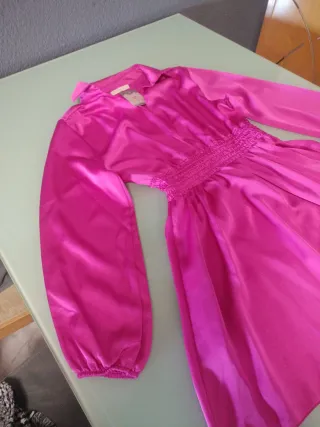 Vestido mini fucsia.