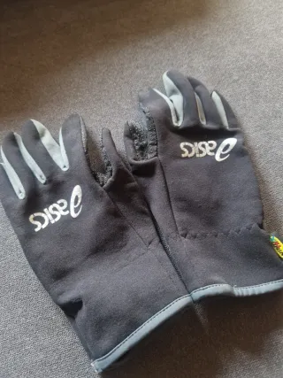 Guantes Asics Negros y Grises