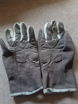 Guantes Asics Negros y Grises