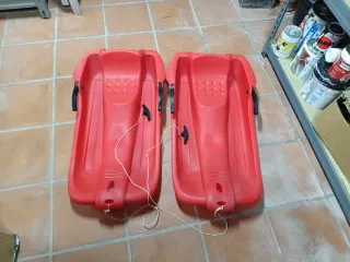 Trineo de plástico rojo para nieve