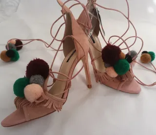 Zapatos tacón Zara rosa pompón flecos talla 38
