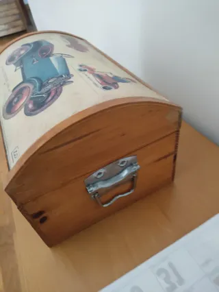 Caja de madera decorada con coche