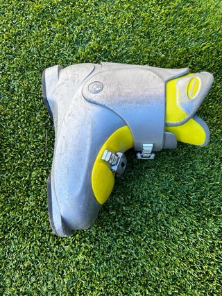 Botas de esquí infantiles grises y amarillas