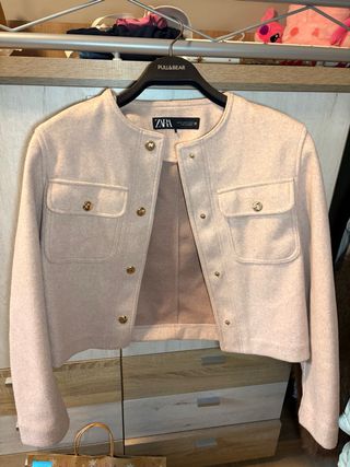 Chaqueta Zara corta beige/rosa