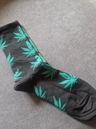 Calcetines negros con hojas verdes