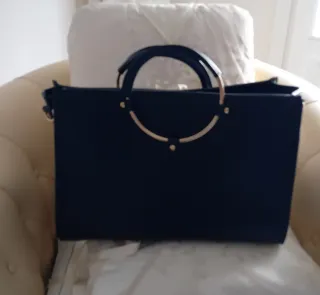 Borsa a mano nera con manici oro