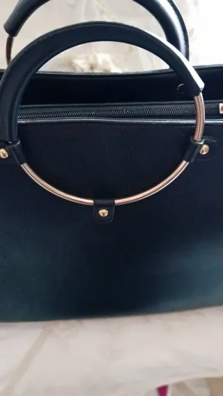 Borsa a mano nera con manici oro