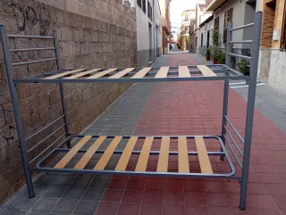 Literas metálicas con somieres de madera