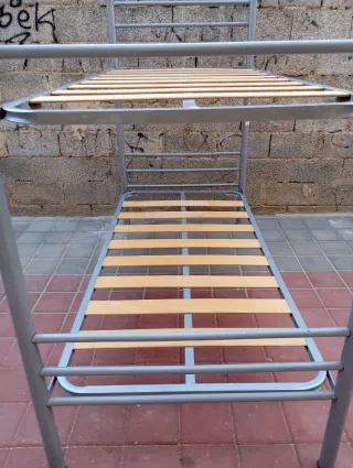Literas metálicas con somieres de madera