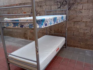 Literas metálicas con somieres de madera