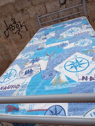 Literas metálicas con somieres de madera