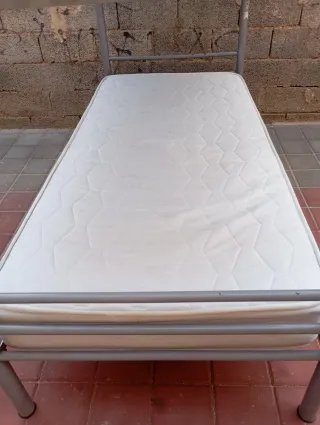 Literas metálicas con somieres de madera