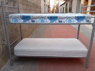 Literas metálicas con somieres de madera