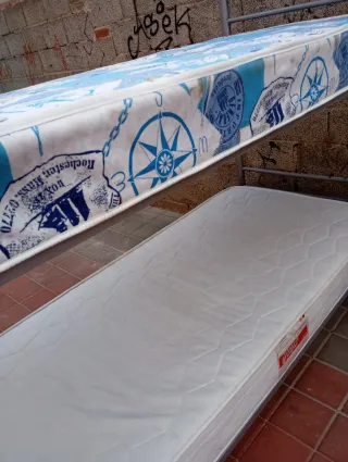 Literas metálicas con somieres de madera