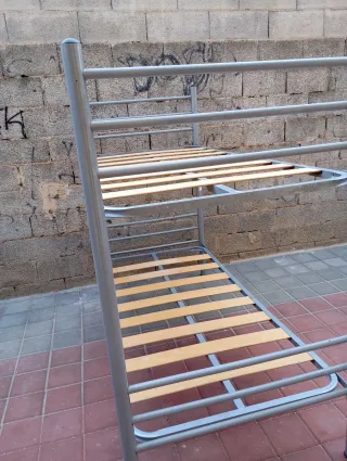 Literas metálicas con somieres de madera