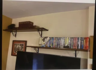 Estantería de pino teñida en nogal