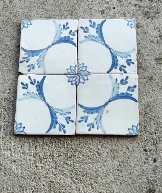 4 Azulejos Antiguos Catalanes. Siglo XXI.