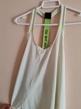 Camiseta deportiva amarilla