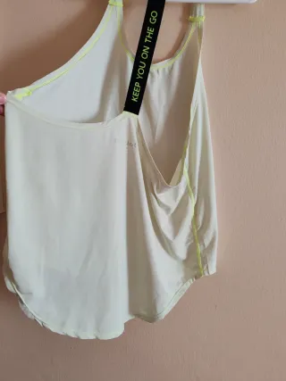 Camiseta deportiva amarilla