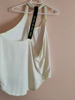 Camiseta deportiva amarilla