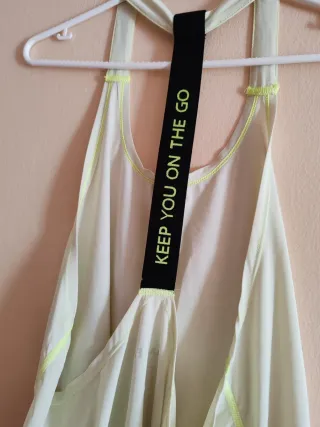 Camiseta deportiva amarilla